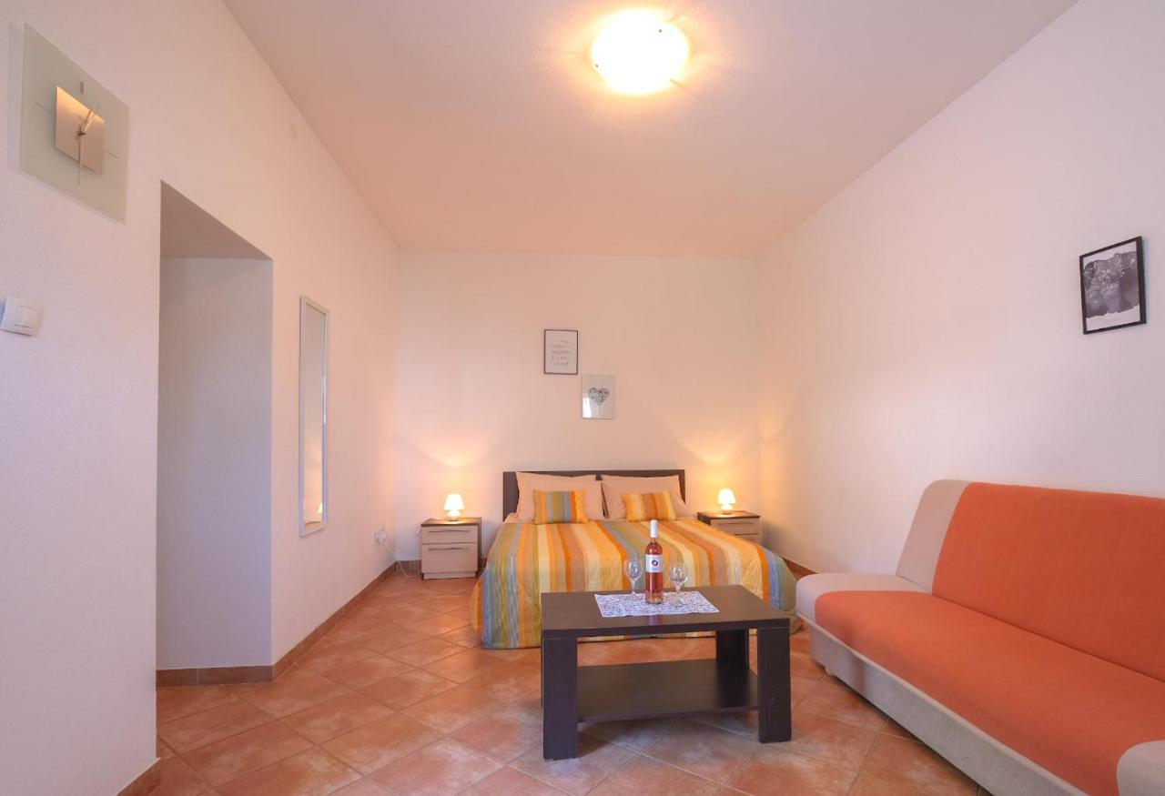 Apartmani Nina Rovigno Esterno foto