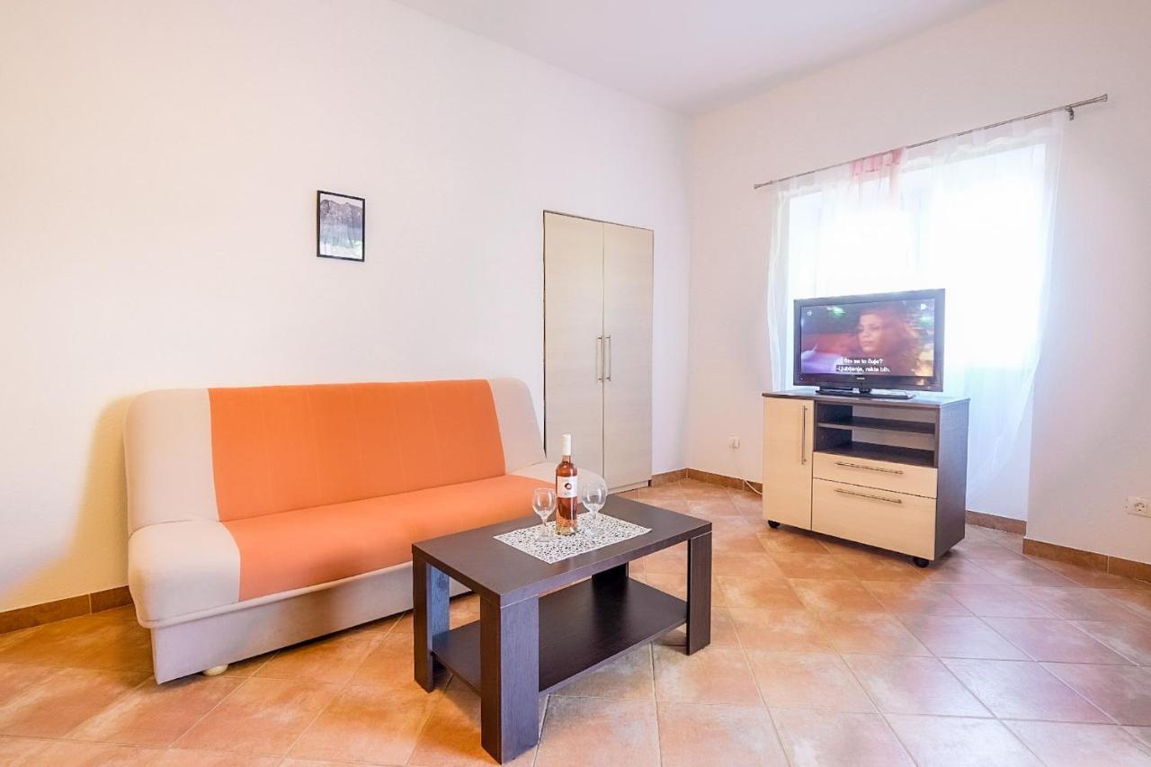 Apartmani Nina Rovigno Esterno foto