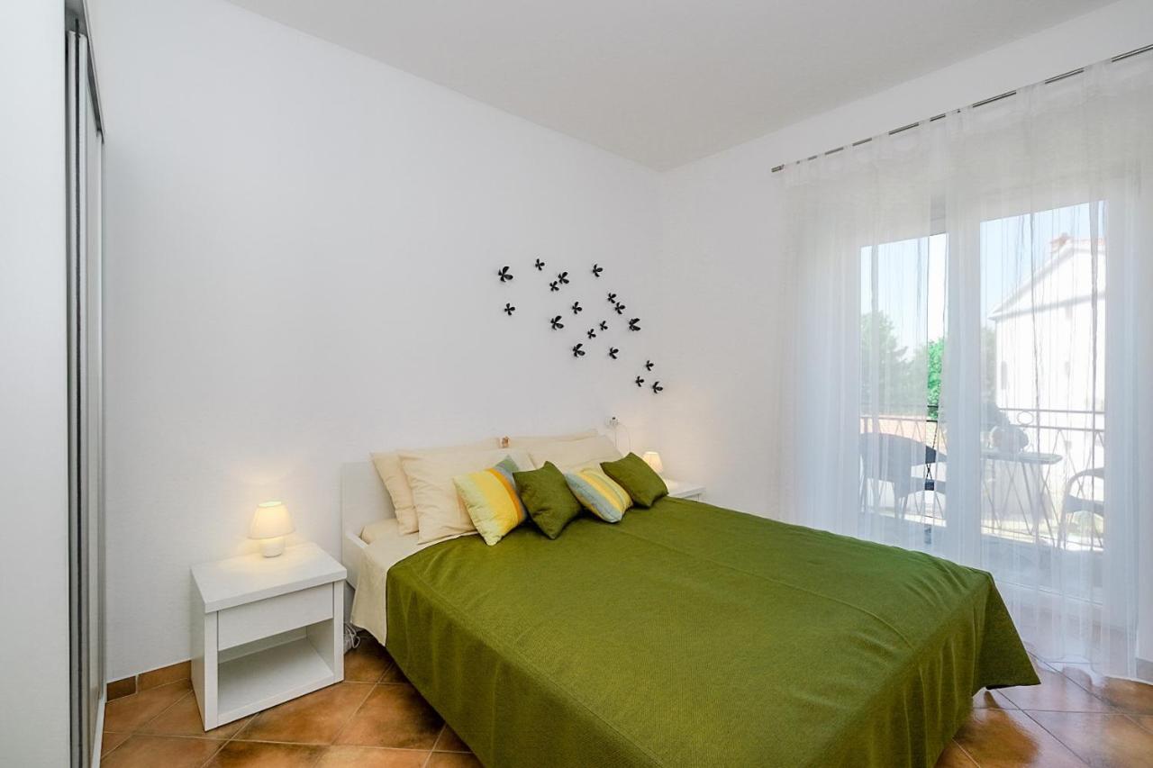 Apartmani Nina Rovigno Esterno foto